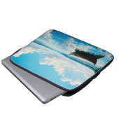 Friedlicher Seelandschaft mit Holzreihenboot Laptopschutzhülle (Vorne Knopf)