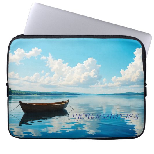 Friedlicher Seelandschaft mit Holzreihenboot Laptopschutzhülle (Vorderseite)