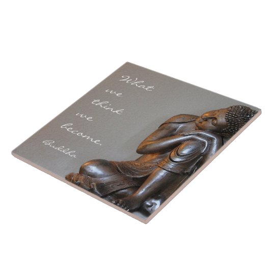 Friedlicher silberner Buddha mit Wörtern von Fliese (Seite)