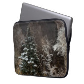 Friedlicher Snowy Woodland-Computerfall Laptopschutzhülle (Vorderseite Links)