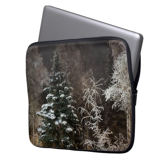 Friedlicher Snowy Woodland-Computerfall Laptopschutzhülle (Vorderseite Links)