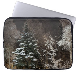 Friedlicher Snowy Woodland-Computerfall Laptopschutzhülle