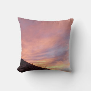Friedlicher Sonnenuntergang über Bergkamm mit Rosa Kissen