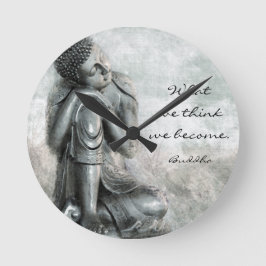 Friedlicher stillstehender silberner Buddha mit Runde Wanduhr