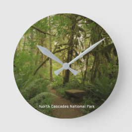 Friedlicher Wald im Nationalpark North Cascades Runde Wanduhr