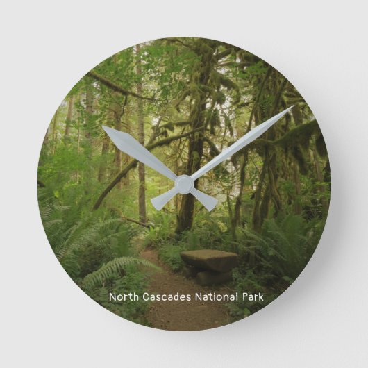Friedlicher Wald im Nationalpark North Cascades Runde Wanduhr (Vorderseite)