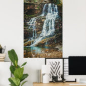 Friedlicher Wasserfall in der Natur Poster (Heimbüro)
