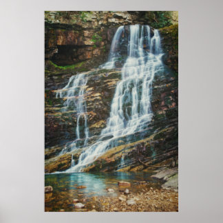 Friedlicher Wasserfall in der Natur Poster