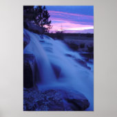 Friedlicher Wasserfall Poster (Vorne)