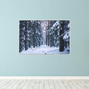 Friedlicher Winter-Kieferwald mit Schnee bedeckt Leinwanddruck
