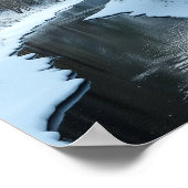 Friedlicher Winterfluss, der durch den schneebedec Poster (Ecke)