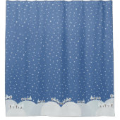 Friedlicher Winterwald mit Schnee und Schneeflocke Duschvorhang (Vorderseite)