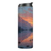 Friedliches Camping am Bergsee Thermosbecher (Nach links gedreht)