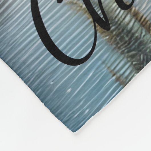 Friedliches Flussufer mit Wolfsfreund Fleecedecke (Ecke)