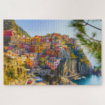Friedliches italienisches Dorf am Meer