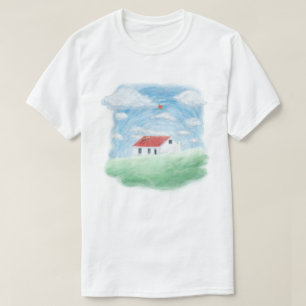 Friedliches rotes Dachhaus auf grünem Hügel T-Shirt