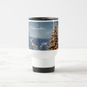 Friedliches Weihnachtsdorf mit Lichtern Reisebecher (Mittel)