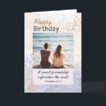 Friend Birthday Foto Modernes Bibelverse Christlic Karte<br><div class="desc">Friend Birthday Fotokarte zeigt einen modernen,  blauen und schlichten Hintergrund. Es enthält die Bibelverse-Sprichwörter 27:9,  "Eine süße Freundschaft erfrischt das Soul." Die Insider-Schrift Sprichwörter 27:17: "Freunde schärfen einander die Köpfe." Der Gruß kann für eine handgeschriebene Nachricht personalisiert oder gelöscht werden.</div>