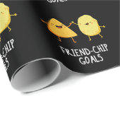Friend Chip Goals Funny Chip Pun Dark BG Geschenkpapier (Rolleneckpunkt)