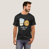 Friend Chip Goals Funny Milk Cookies Pun Dark BG T-Shirt (Vorne ganz)