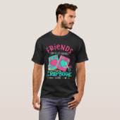 Friend Don't Let Friends Scrapbook Alone Crafters T-Shirt (Vorne ganz)