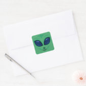 Friendly Cartoon Alien Face Quadratischer Aufkleber (Umschlag)