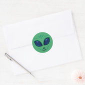 Friendly Cartoon Alien Face Runder Aufkleber (Umschlag)