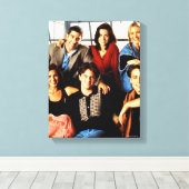 FRIENDS™ | Besetzte Sitze in Monicas Wohnung Leinwanddruck (Insitu (Holzboden))