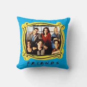 FRIENDS™   Cast sitzt in Monicas Wohnung Kissen