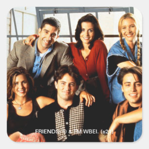 FRIENDS™ Cast sitzt in Monicas Wohnung Quadratischer Aufkleber