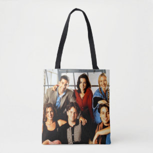 FRIENDS™   Cast sitzt in Monicas Wohnung Tasche