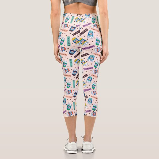 FRIENDS™ | Central Perk Vibrank Coffee Pattern Capri Leggings (Rückseite)