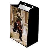 FRIENDS™ | Chandler & Monica Verheiratet Mittlere Geschenktüte (Rückseite Schrägansicht)