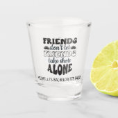 Friends Don't Let Friends Bachelorette Party Schnapsglas (Vorderseite)