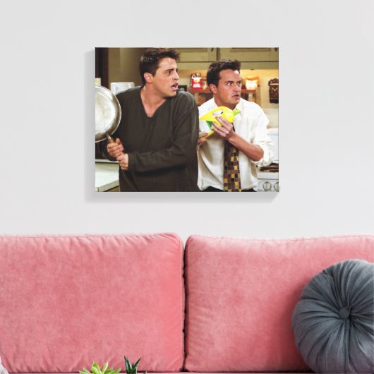 FRIENDS™ | Joey & Chandler Scared Leinwanddruck (Insitu (Wohnzimmer))