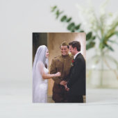 FRIENDS™ | Joey Marries Monica & Chandler Einladungspostkarte (Stehend Vorderseite)