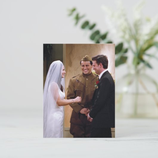 FRIENDS™ | Joey Marries Monica & Chandler Einladungspostkarte (Stehend Vorderseite)