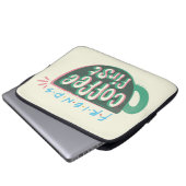 FRIENDS™ | Kaffee zuerst Laptopschutzhülle (Vorne Knopf)