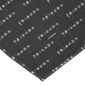 FRIENDS™-Logo Tischdecke (Schrägansicht)