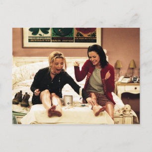 FRIENDS™   Phoebe & Monica beim Wachsen der Beine Einladungspostkarte