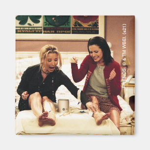 FRIENDS™ Phoebe & Monica beim Wachsen der Beine Magnet