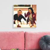 FRIENDS™ | Phoebe & Monica Waxing Legs Leinwanddruck (Insitu (Wohnzimmer))