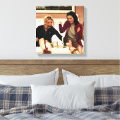 FRIENDS™ | Phoebe & Monica Waxing Legs Leinwanddruck (Insitu (Schlafzimmer))