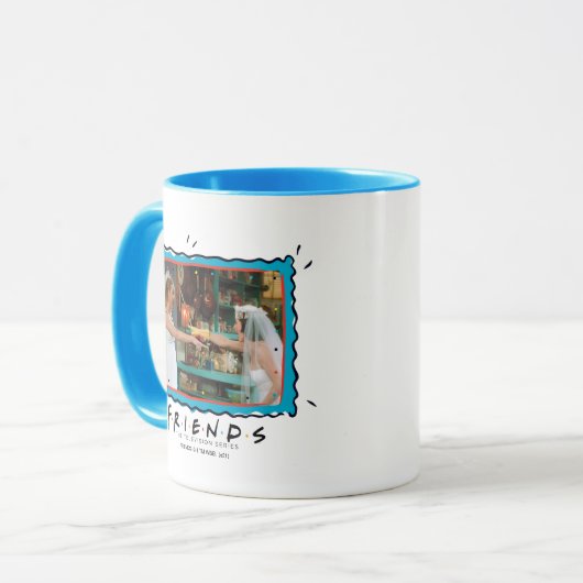 FRIENDS™ | Phoebe und Monica in Hochzeitskleider Tasse (Vorderseite Links)