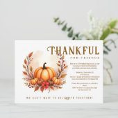 Friendsgiving Botanical Autumn Wreath Pumpkins Einladung (Stehend Vorderseite)
