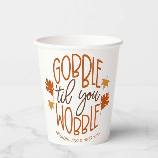Friendsgiving Dinner Gobble Til You Wobble Pappbecher (Vorderseite)