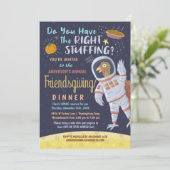 Friendsgiving Dinner Partys Funny Astronaut Türkei Einladung (Stehend Vorderseite)