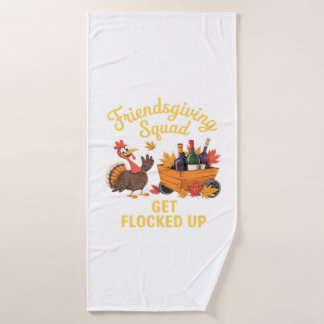 Friendsgiving-Squad bekommt übergroße T-Shirts mit Badehandtuch