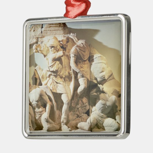 Friesdetail einer Kampfszene Silbernes Ornament (Links)