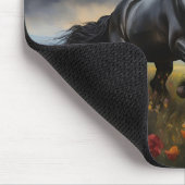 Friesian Horse Galloping Wildblumen Mousepad (Ecke)